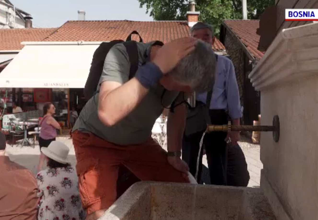 Balcanii s-au transformat într-un cuptor. Bosniacii se răcoresc lângă fântâni, sârbii iau pauză din activitățile zilnice