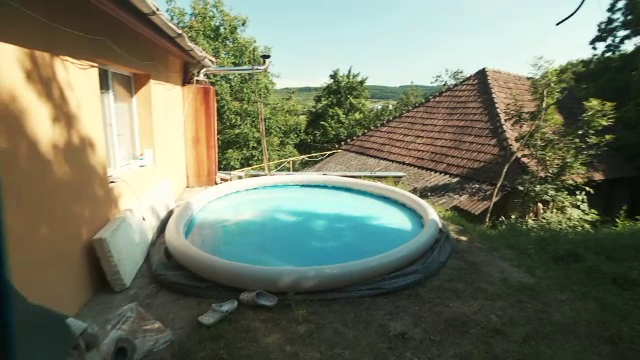 Ce au găsit procurorii în curtea familiei din Cluj care a murit electrocutată în piscină. Sfârșitul lor a fost cumplit