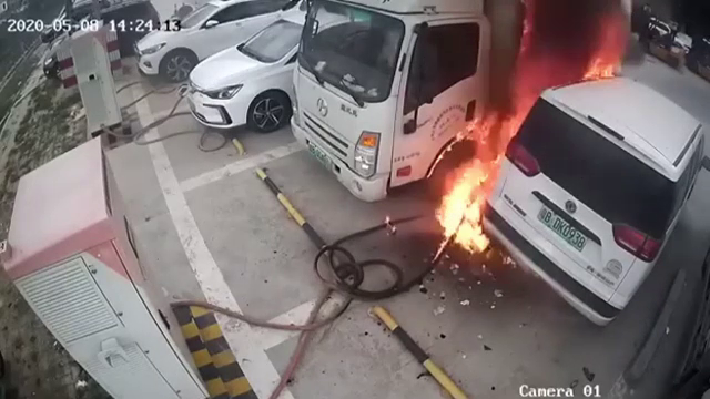 O mașină electrică în flăcări poate fi stinsă abia după 24 de ore. Pericolul este imens dacă ia foc într-o parcare subterană