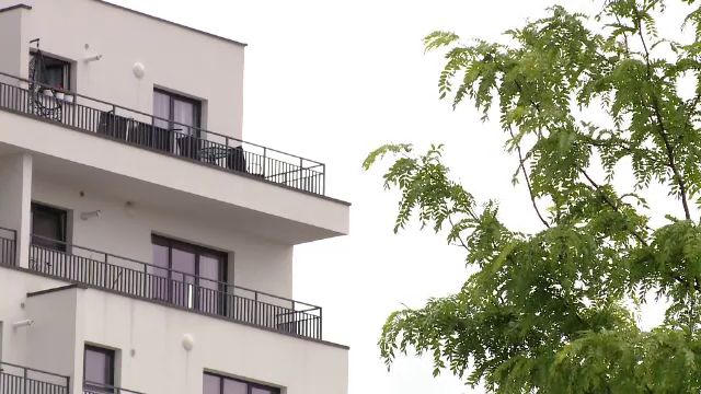 Tot mai mulți români aleg să-și refinanțeze creditele. Băncile se întrec în oferte cu dobânzi fixe sub 5%