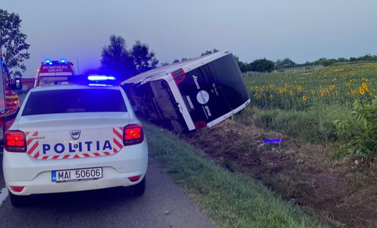 Un autocar s-a răsturnat pe DN2. Patru persoane, inclusiv un copil, au fost rănite după ce șoferul ar fi adormit la volan