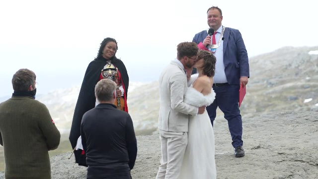 Mai mulți miri au ales să își unească destinele pe munte, în Norvegia. Ținutele și șampania au fost duse cu elicopterul