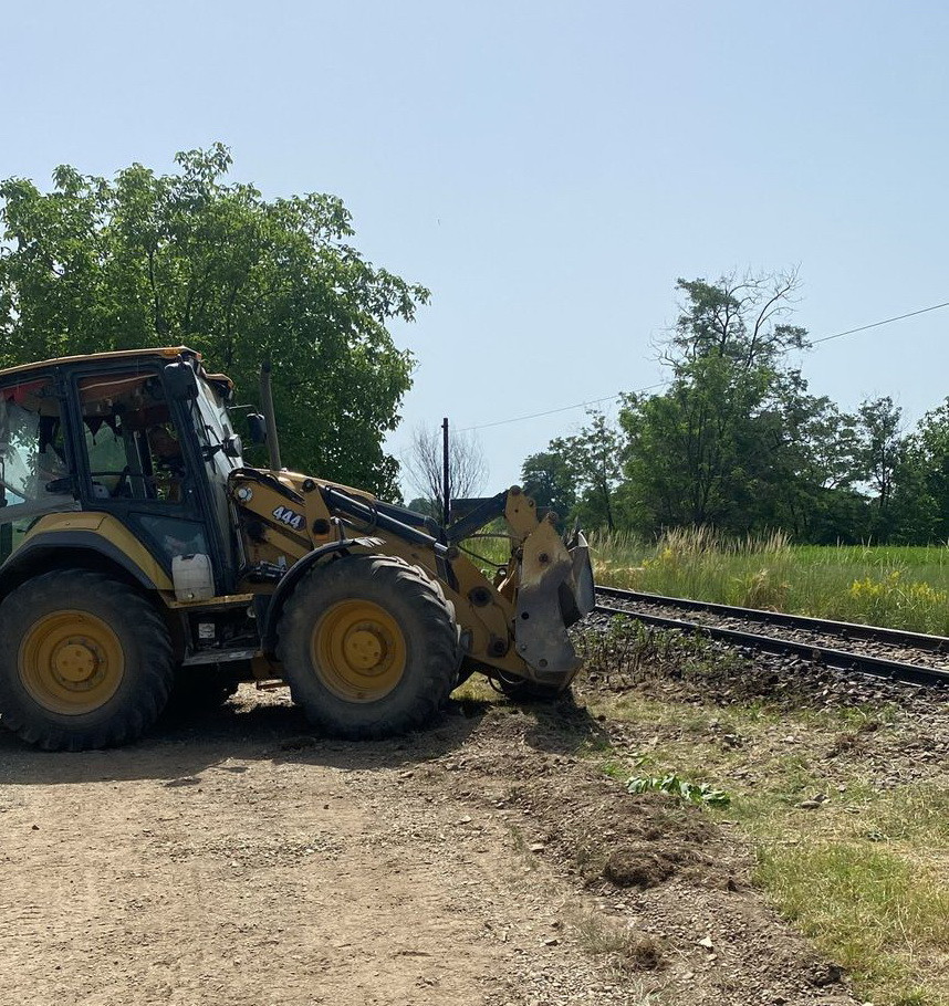 Întârziere de 2 ore şi jumătate a unui tren de persoane, după ce acesta a lovit un utilaj între staţiile Roznov şi Podoleni