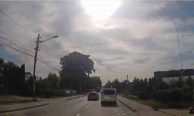 Amenda primită de un șofer care era la un pas să lovească un copil pe trecerea de pietoni, în Suceava. VIDEO