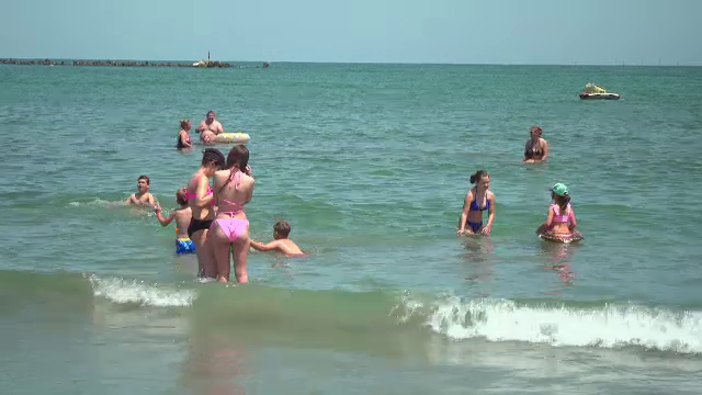 Cât costă un prânz la mare, în minivacanța de Rusalii. Peste 100.000 de oameni au ajuns la plajă