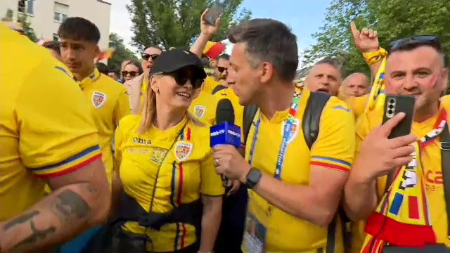 Andreea Esca și Mihai Bobonete, șefi de galerie la parada organizată de FRF înaintea meciului cu Belgia. ”Simți că trăiești"