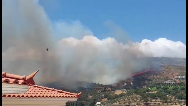 Grecia continuă lupta cu incendiile de vegetație. Mai multe localități din regiunea Attica sunt afectate