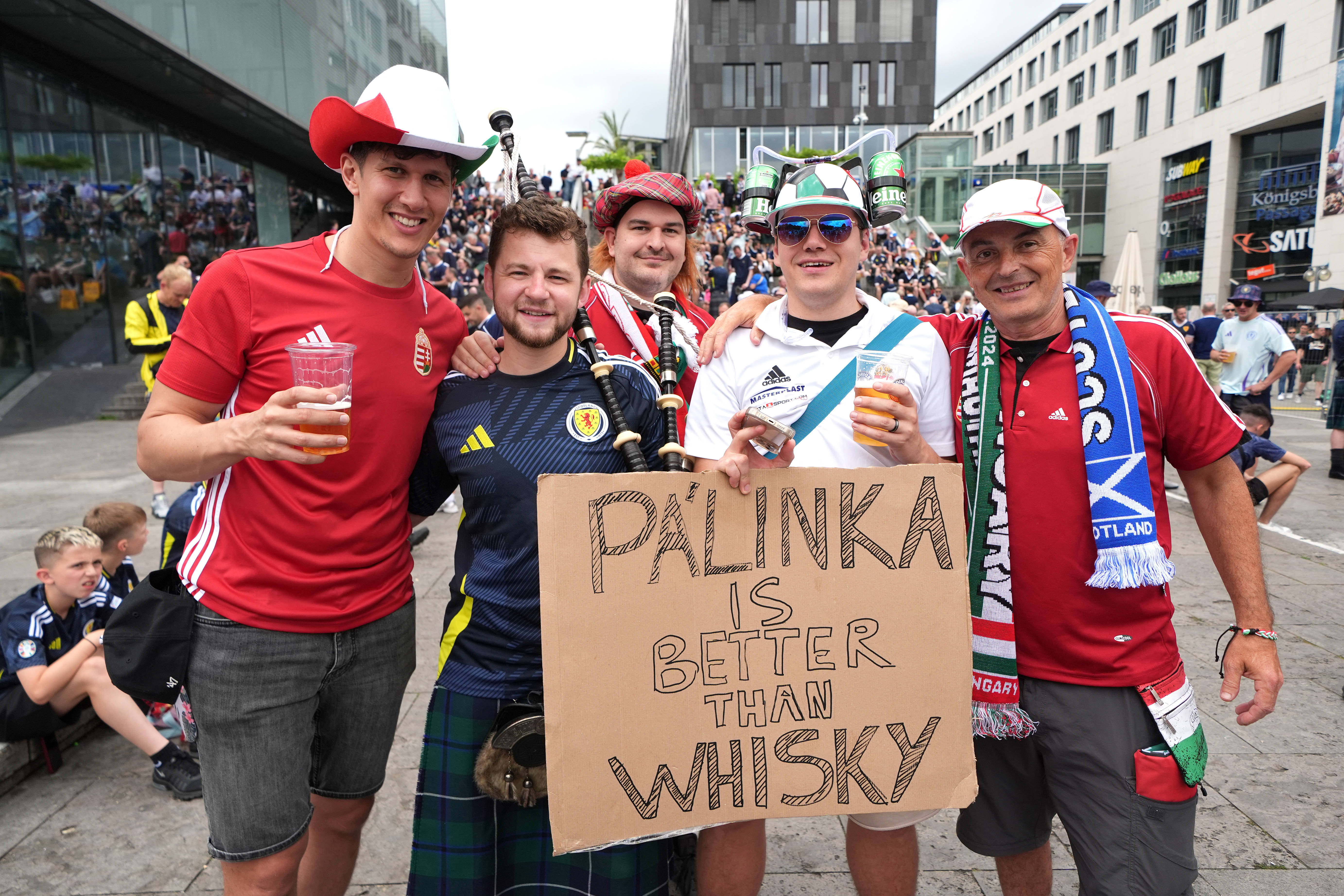 EURO 2024: Ungaria câştigă dramatic cu Scoţia (1-0) şi mai speră la calificare