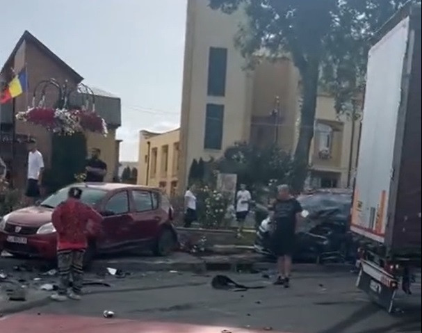 Accident pe DN1, în Cluj. Cinci persoane, între care doi copii, sunt rănite. Traficul este îngreunat