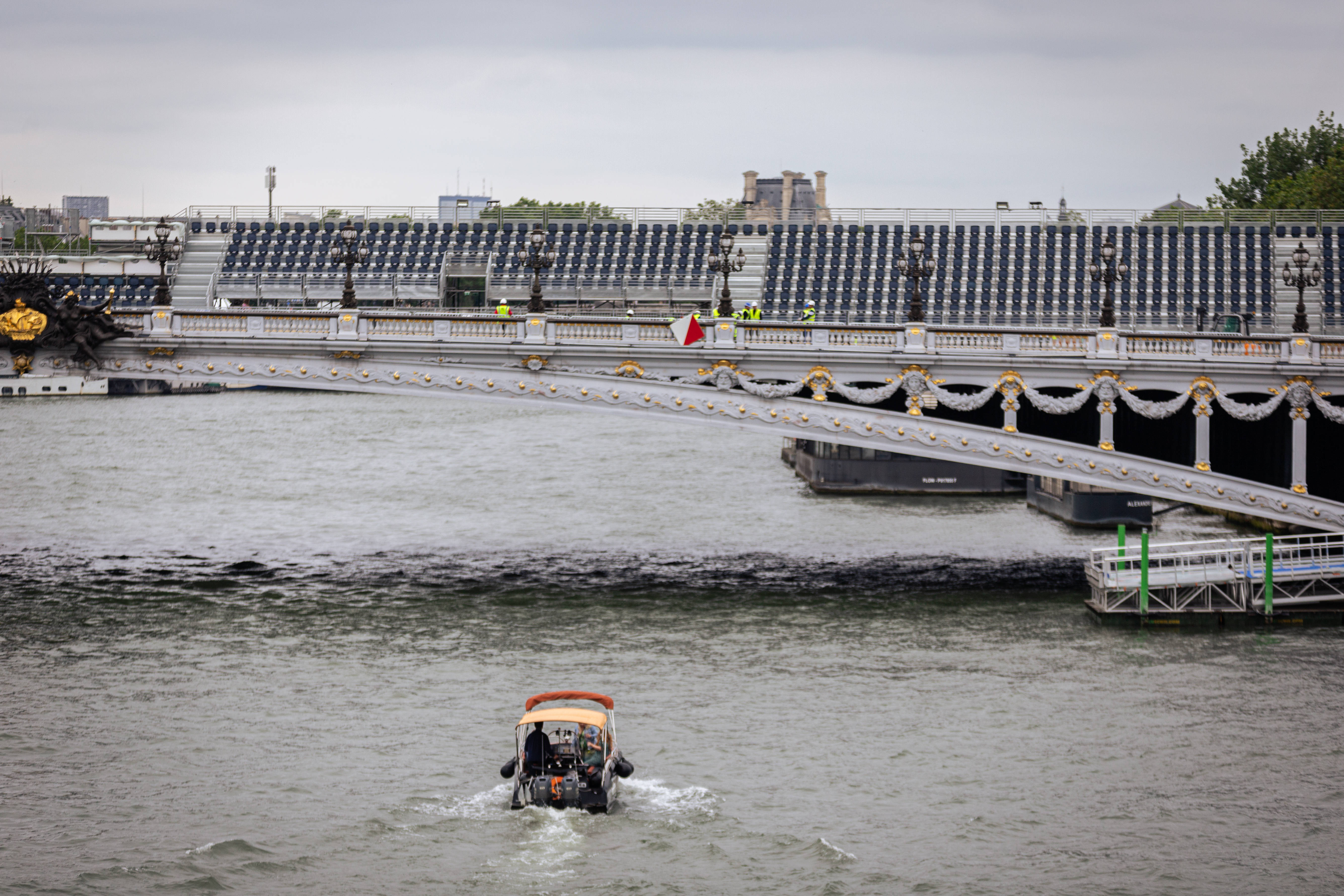 De ce se mobilizează parizienii să-și facă nevoile în râul Sena