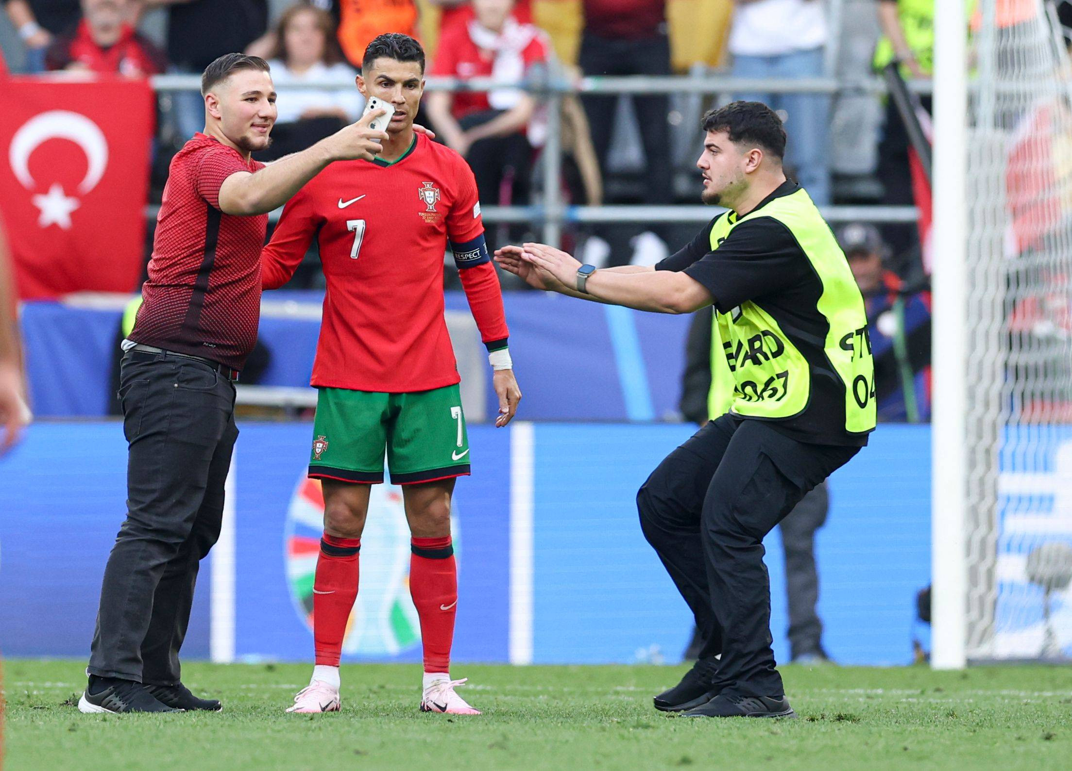 Ce a decis UEFA după ce mai mulți suporteri au pătruns pe teren la EURO 2024 pentru un selfie cu Cristiano Ronaldo