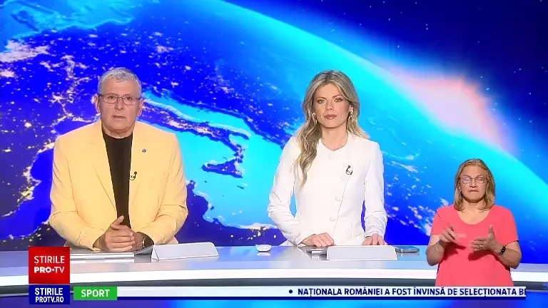 Accident spectaculos într-o intersecție din Iași. Momentul în care un șofer lovește o mașină și se răstoarnă