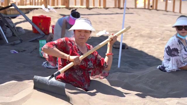 Beneficiile unei băi în nisip. „Pacienții” sunt îngropați până la gât pentru a scăpa de probleme