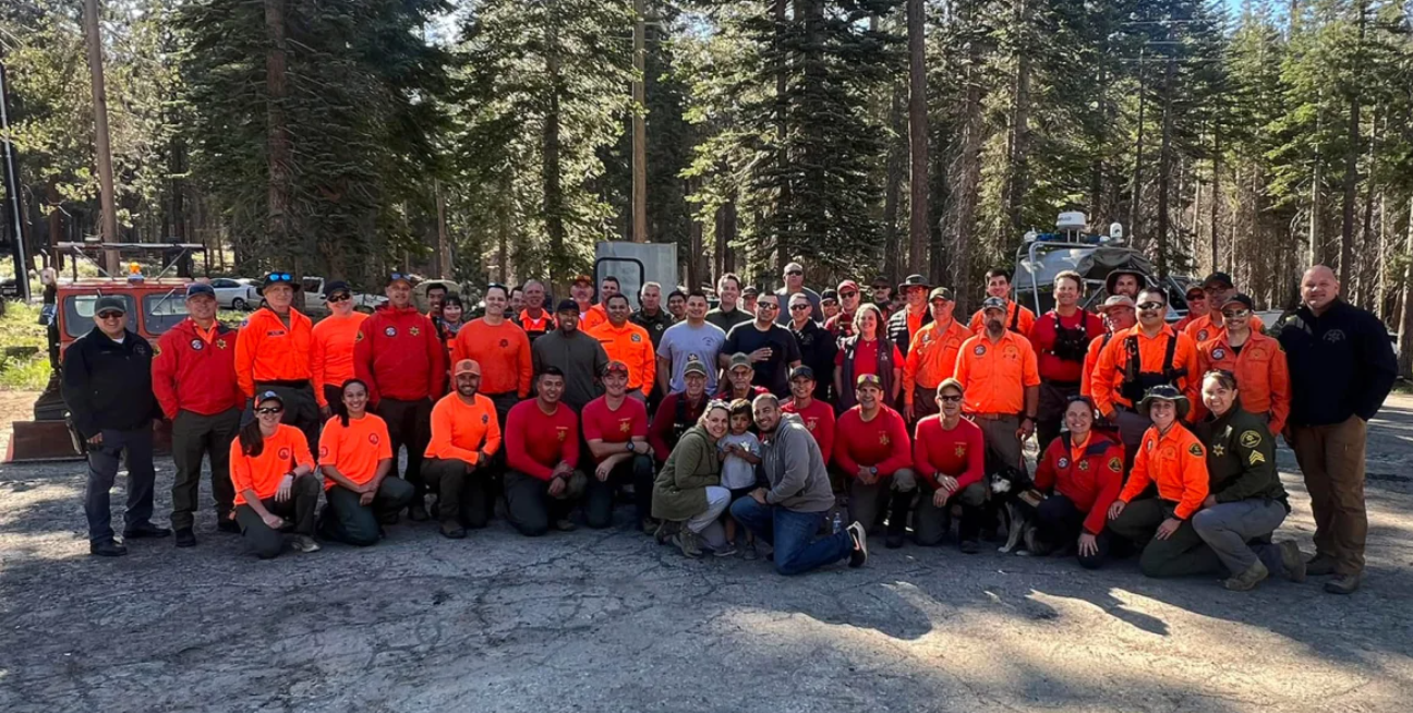 Un copil de 4 ani, dat dispărut de familie, a fost găsit în siguranță după ce a supraviețuit 24 de ore singur într-o pădure