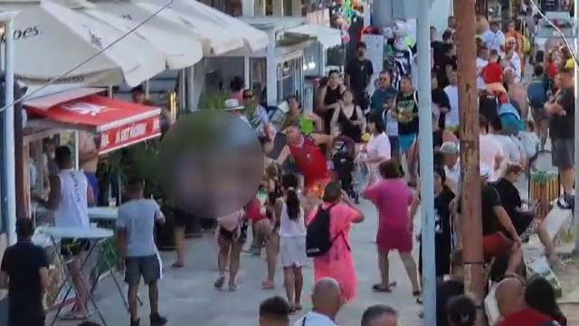 Turiștii s-au bătut cu pumnii și picioarele într-o autoservire din Eforie Nord. Martorii au fugit de frică. VIDEO