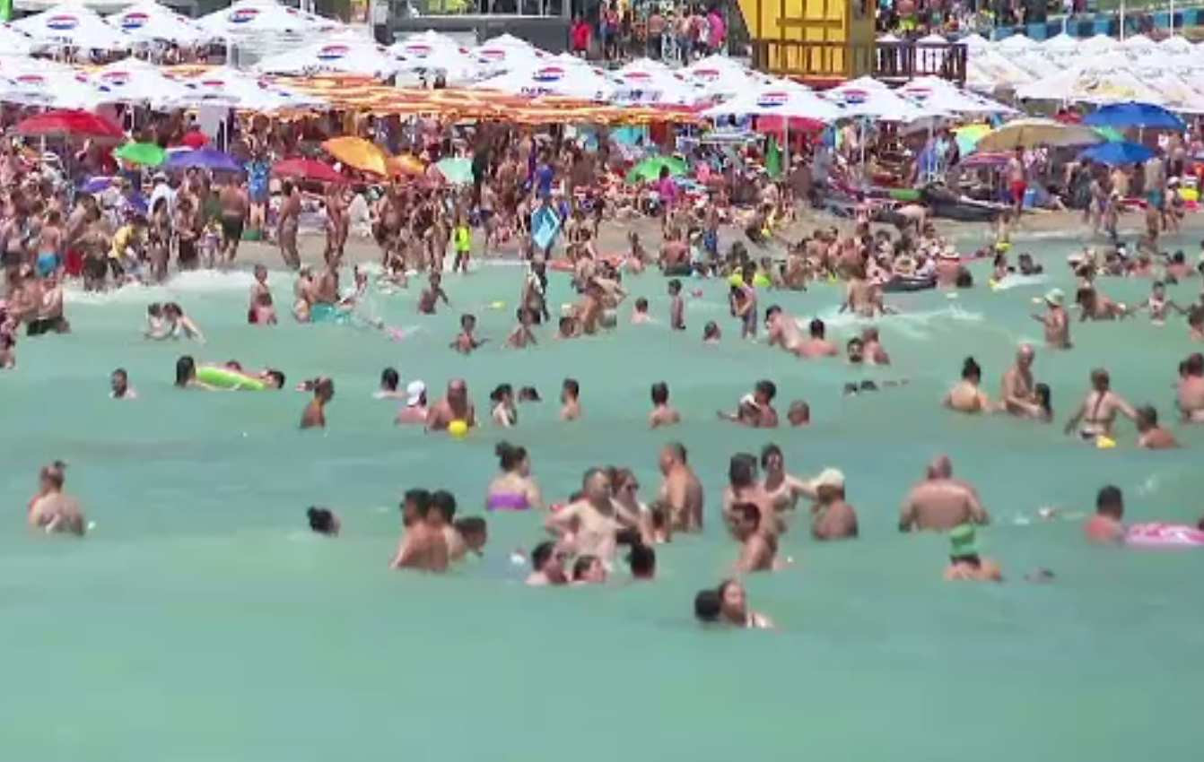 100.000 de turiști sunt la mare, în a doua zi de Rusalii. Cât costă cazarea în extrasezon