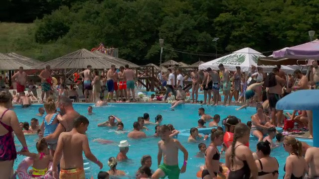 Într-o stațiune din județul Bistrița-Năsăud a fost atât de aglomerat, încât oamenii s-au scăldat umăr la umăr