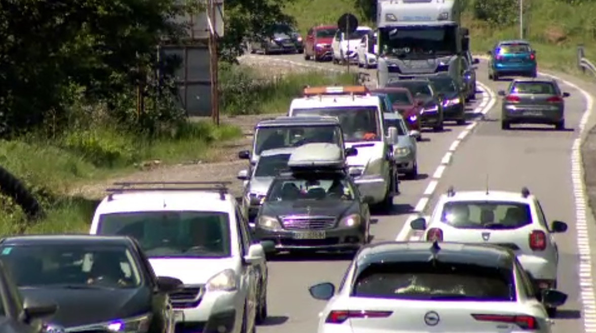 Haos de minivacanța de Rusalii. Turiștii străini, dezgustați de aglomerația de pe DN1: „Nu am văzut așa ceva. E ceva rău”