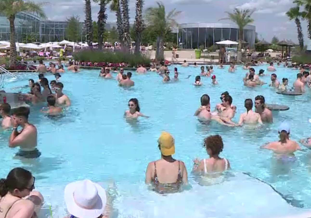 Cât a costat o zi de relaxare la piscine și parcurile acvatice. La VIP a ajuns și la 1.300 de lei