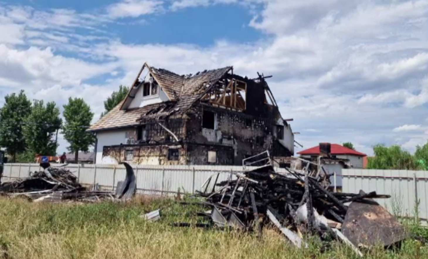 Pățania unei familii care și-a pus scuterul să se încarce la priza din garaj. „S-a dus la debara și a intrat în casă”