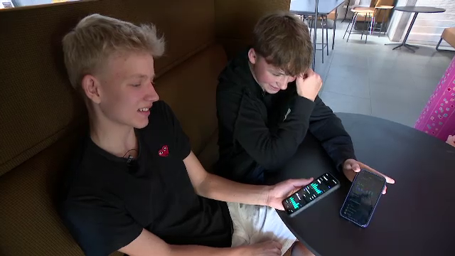 Statul UE în care guvernul luptă oficial împotriva rețelelor sociale. Copil: ”Stau 11 ore pe telefon, din care 9 pe TikTok”