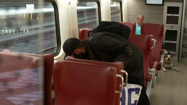 Binele aduce bine. Ce s-a întâmplat după ce un om fără adăpost a predat poliției un portofel găsit plin de bani