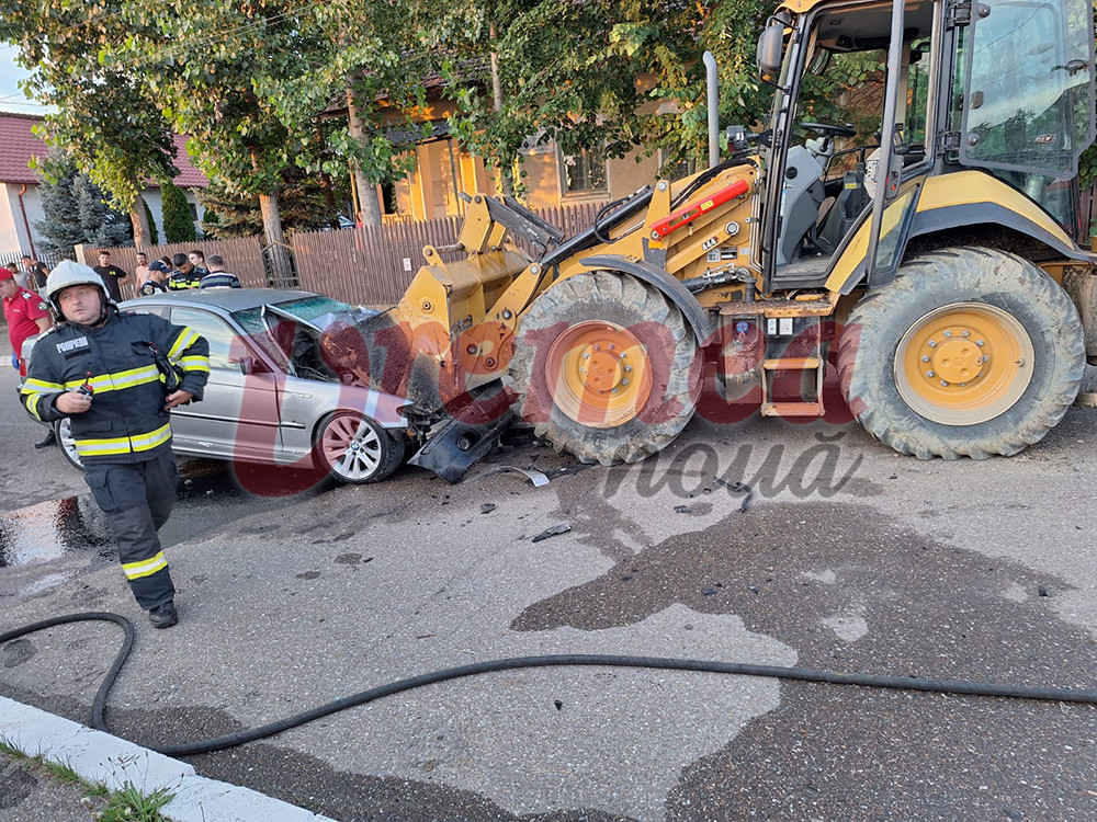 O liniuță între două BMW-uri în oraș s-a sfârșit cu un vitezoman înfipt în lama unui buldoexcavator