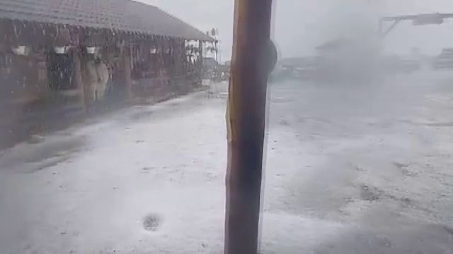 Peisaj de iarnă în plină vară, cu grindină pe Transalpina. Unde s-au adăpostit câțiva motocicliști surprinși de vijelie