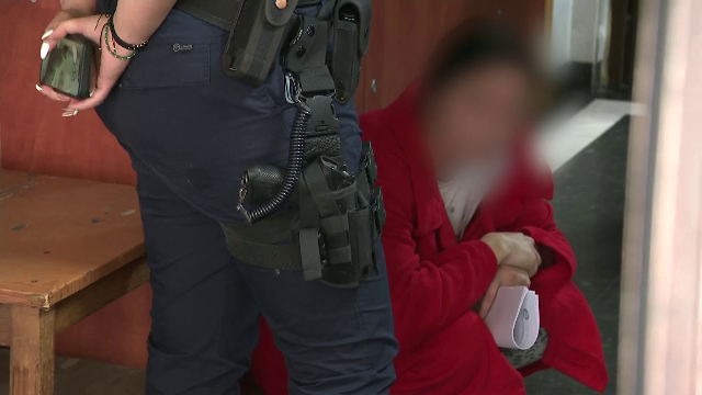 O tânără din București a fost reținută după ce ar fi mușcat mai multe persoane, inclusiv polițiști