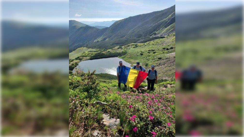 Tricolorul României a fost arborat la 2,279 metri altitudine, de Ziua Drapelului Naţional | FOTO
