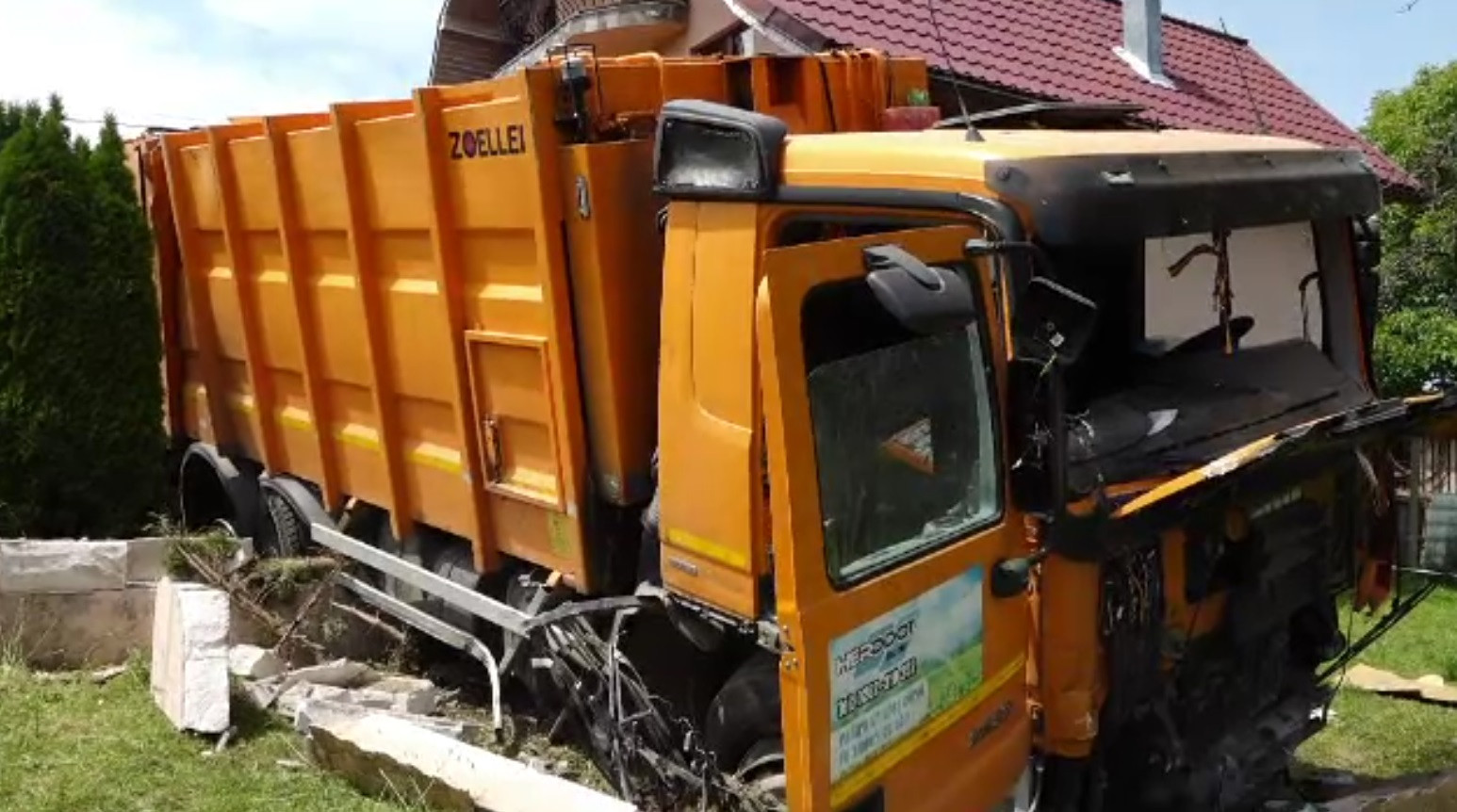 O mașină de gunoi, rămasă fără frâne, a ajuns în curtea unei case din Maramureș. Șoferul a murit după ce a sărit de la volan