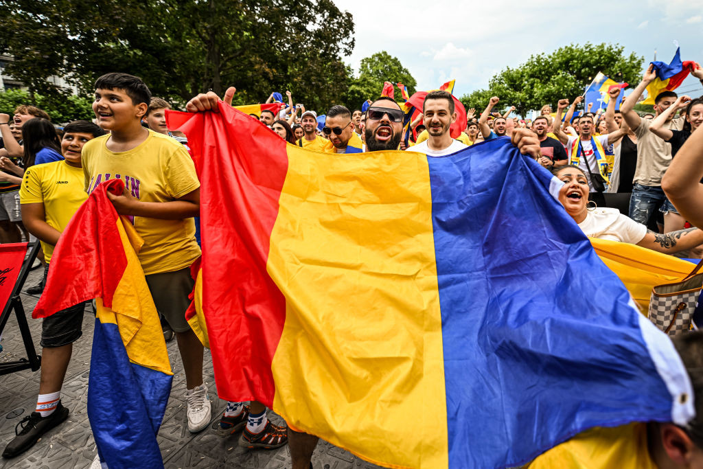 Suporterii români din Frankfurt sărbătoresc victoria naționalei. Nici vremea rea nu i-a oprit să încingă hora