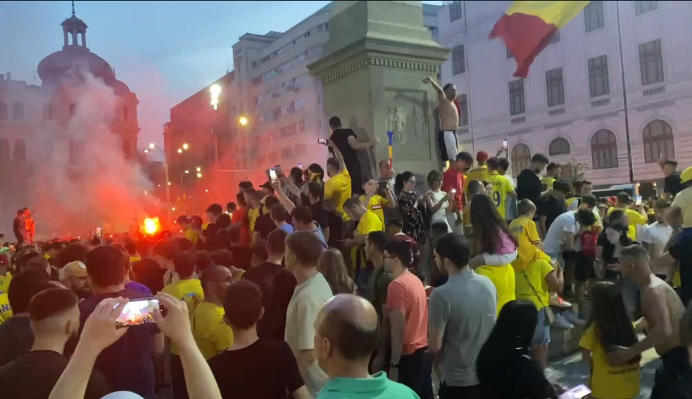 Sărbătoare în stradă după calificarea României în "optimile" EURO 2024. Românii au umplut Piața Universității din București