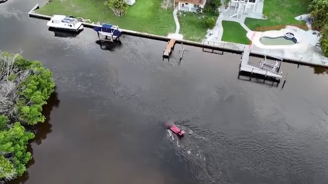 Cum au reacționat clienții unei terase când au văzut un SUV care plutea liniștit pe lângă ei