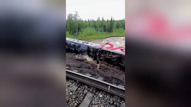 Un tren cu sute de pasageri a deraiat și s-a răsturnat pe marginea unui râu. Numărul victimelor este impresionant