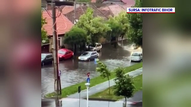 O ploaie torențială de o oră a făcut prăpăd la Oradea. Canalizările nu au mai făcut față, iar pe şosele s-au format râuri
