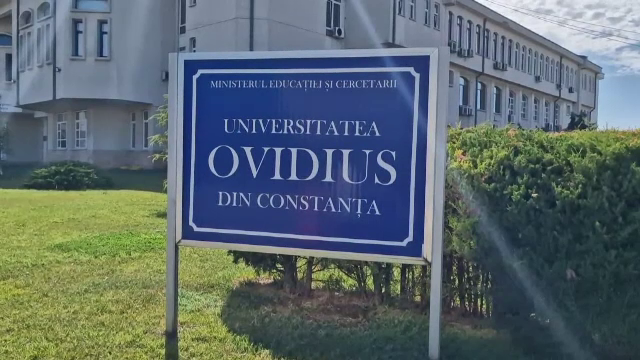 Studentul care i-a dat foc profesorului său a început să înjure după ce a fost prins. „Ia s******** p*** mă!”