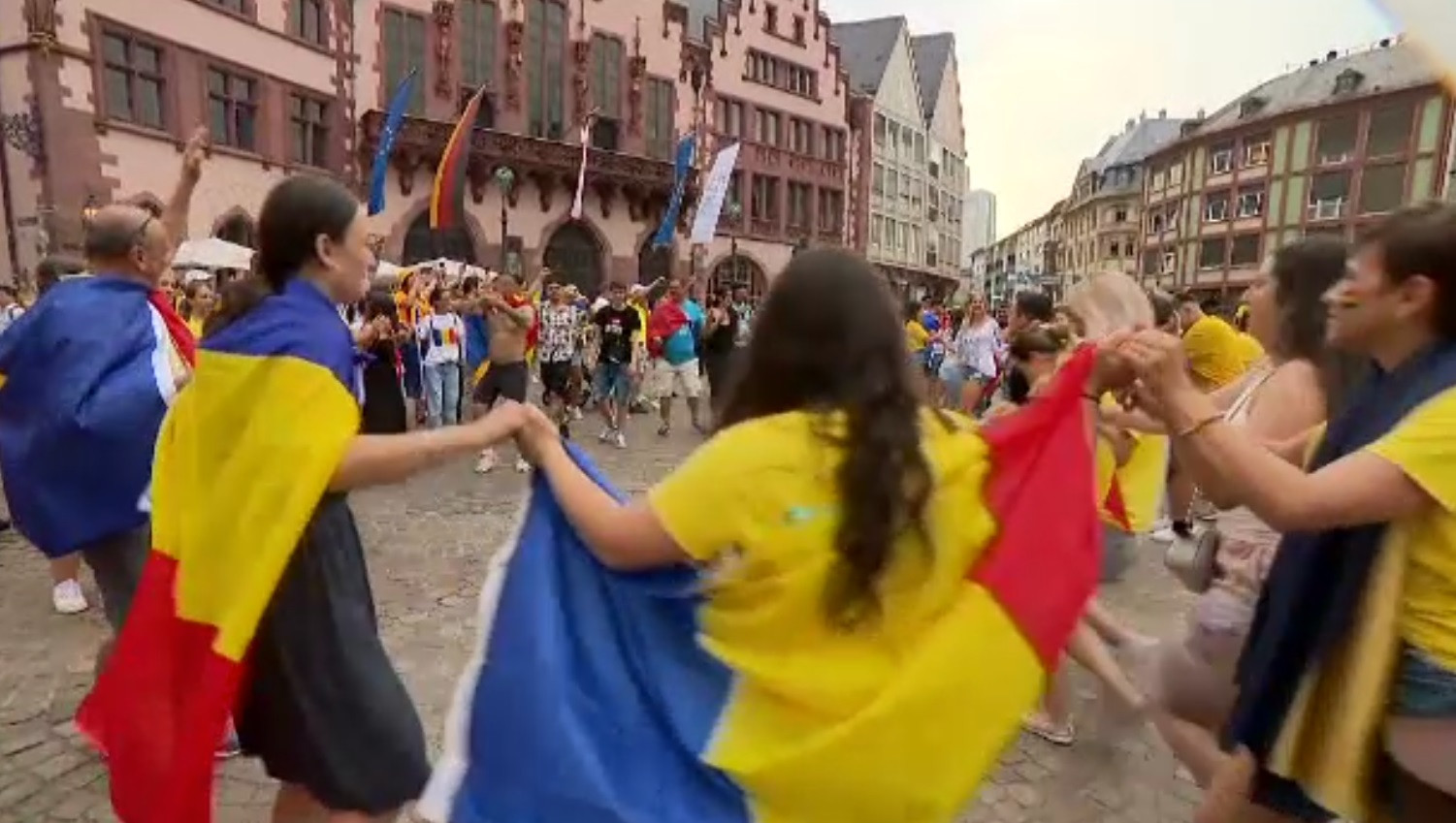 Ce au făcut fanii români în centrul Frankfurtului după calificarea României în optimile EURO 2024. Străinii i-au urmat rapid