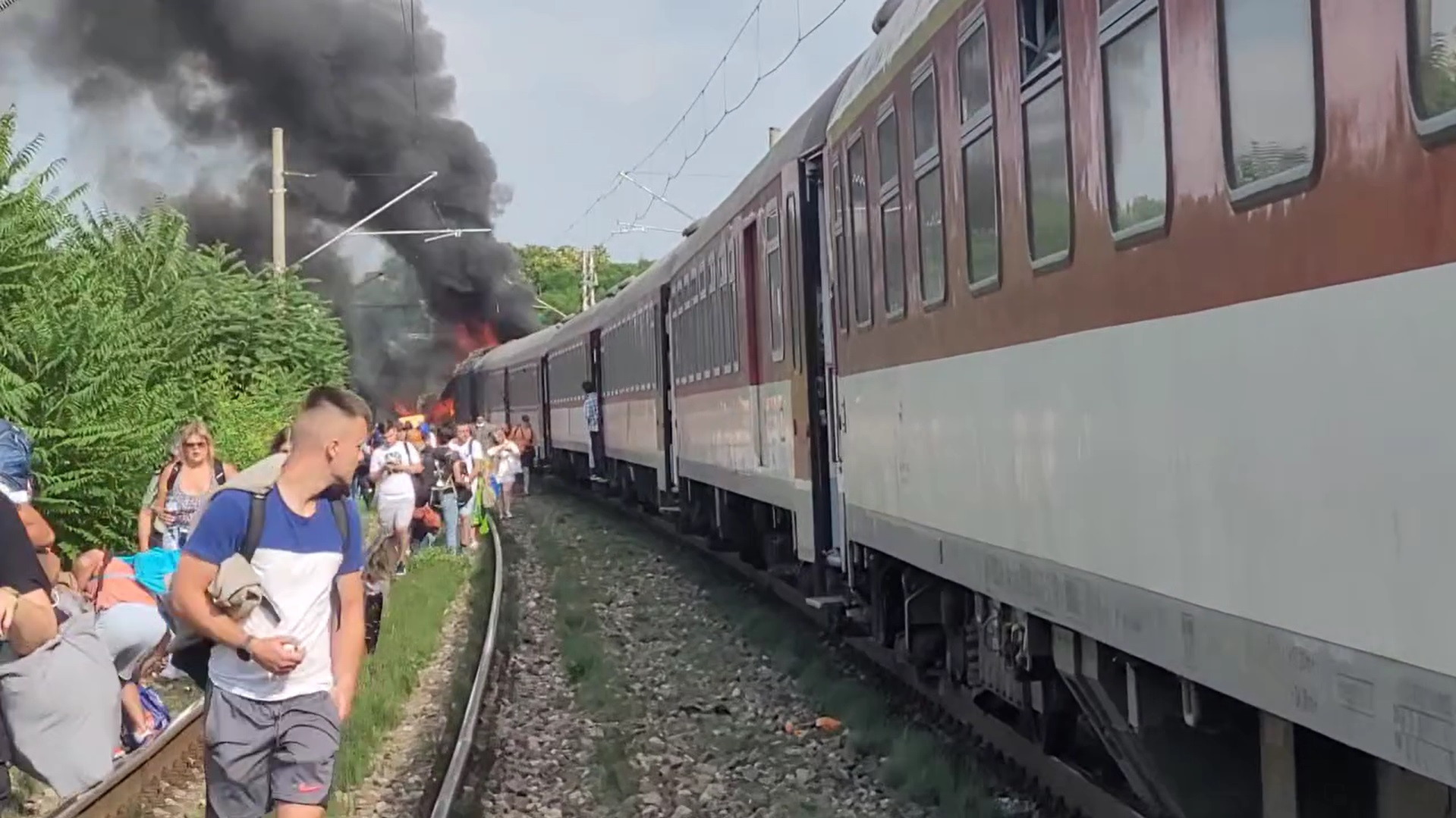 Accident grav în Slovacia. Un tren a lovit un autobuz și a luat foc. Sunt cel puțin cinci morți. VIDEO