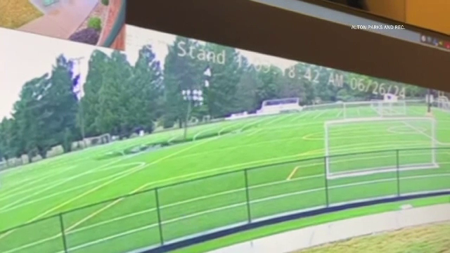 Momentul în care un crater format pe terenurile de fotbal dintr-un stat american „înghite” un stâlp de iluminat | VIDEO