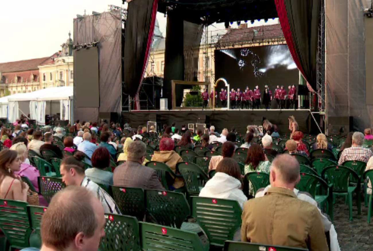 Opera și filarmonica a ieșit în stradă, în marile orașe de la noi. Concertele sunt gratuite și au un scop clar