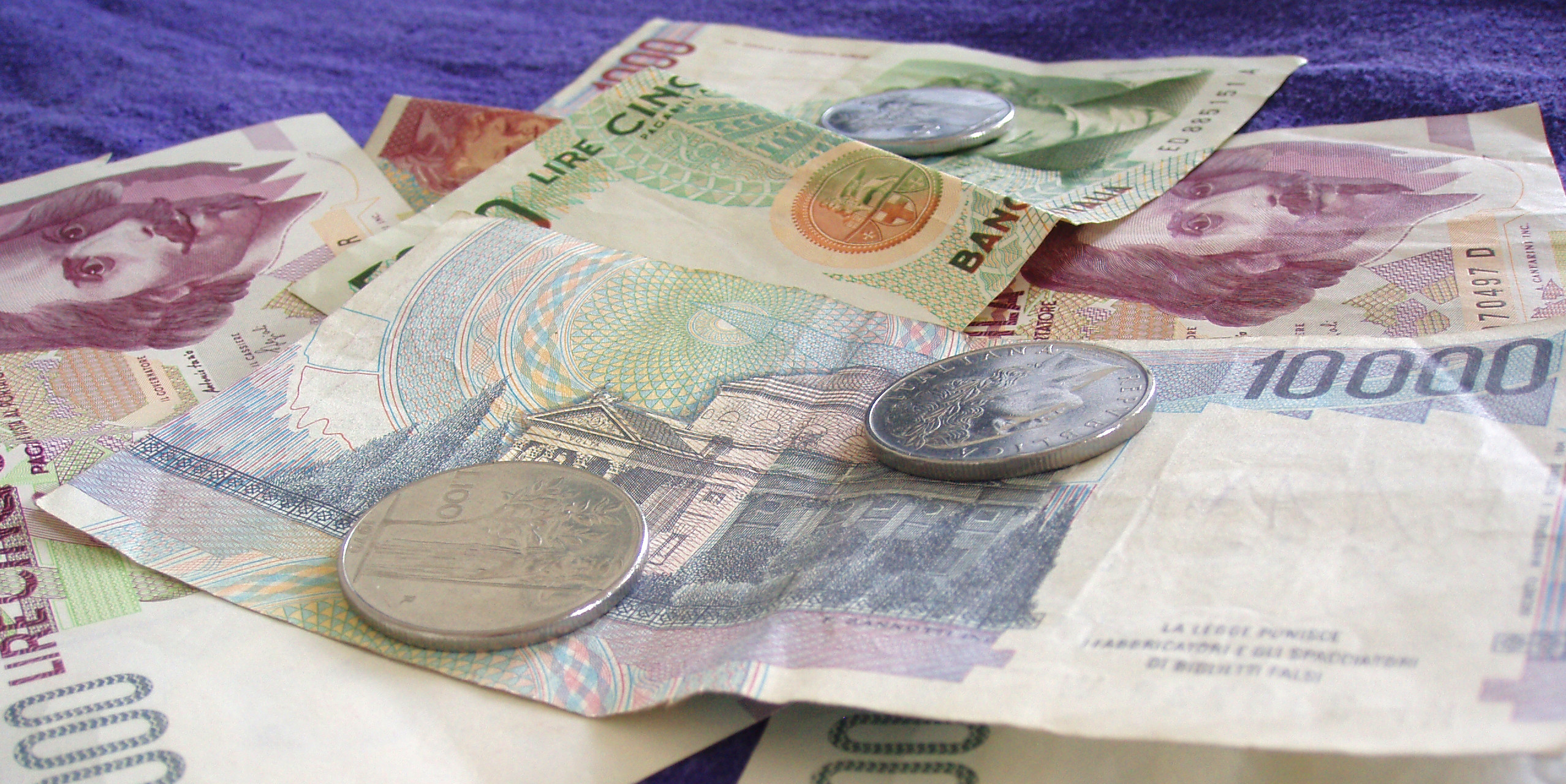 Două surori au găsit un munte de bani în beciul casei bunicului lor. Când au mers cu ei la bancă au avut un șoc