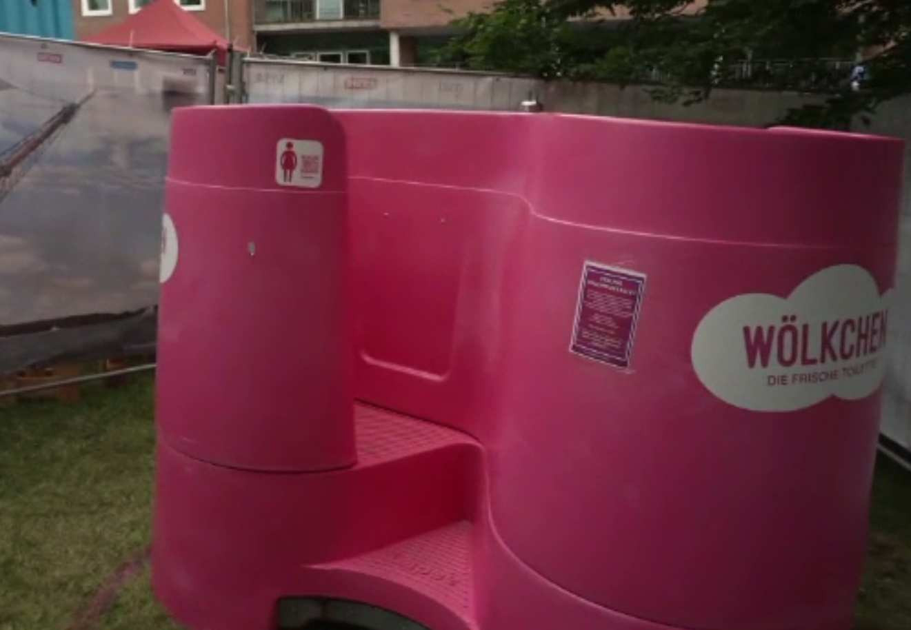 Toaletele roz pentru doamne, fără ușă și fără hârtie, testate la un festival din Germania. „Stai 30 de secunde”