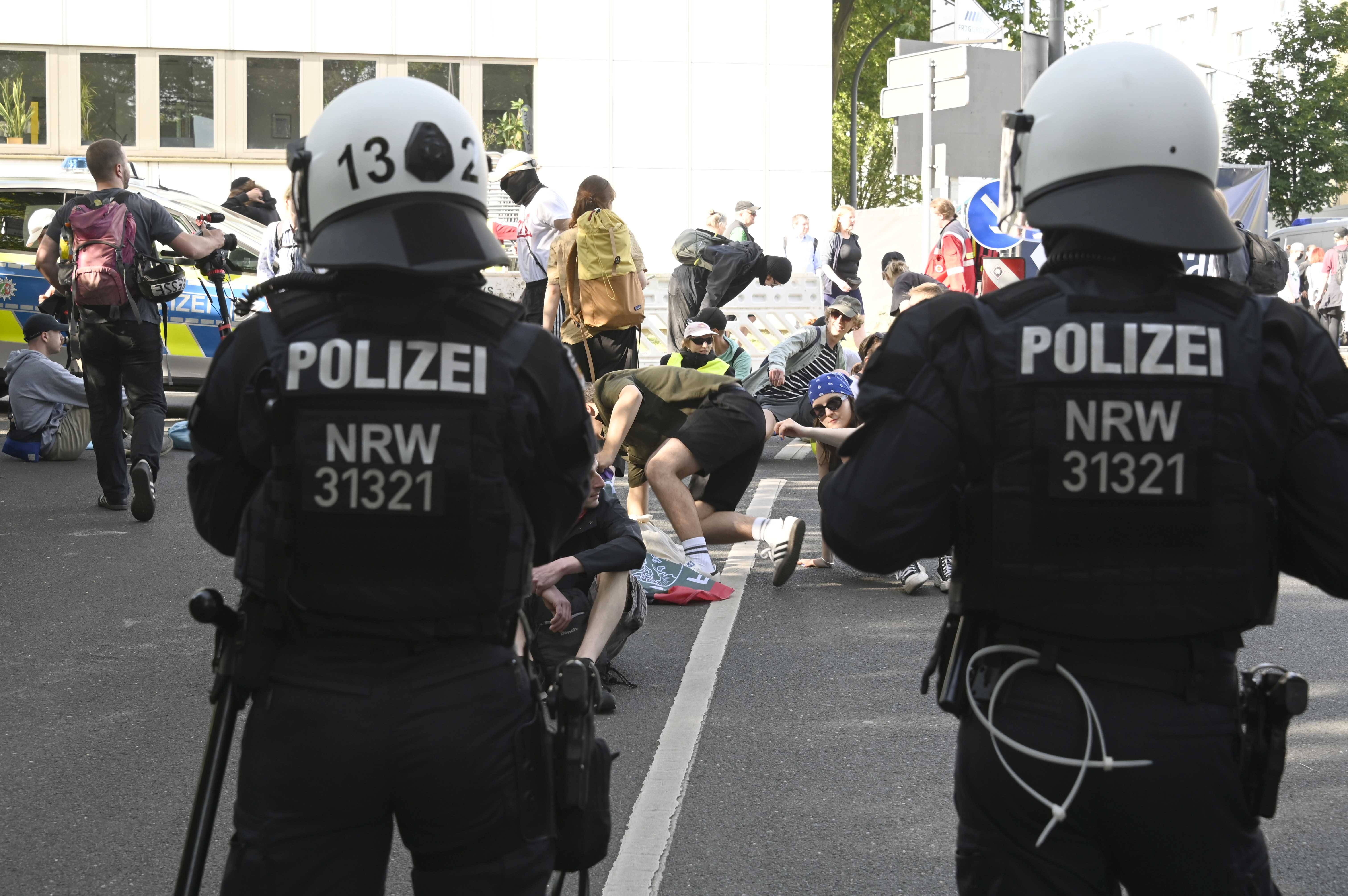 Ciocniri violente cu poliția la Essen, sâmbătă dimineață. S-au folosit tunuri cu apă, spray-uri cu piper și bastoane