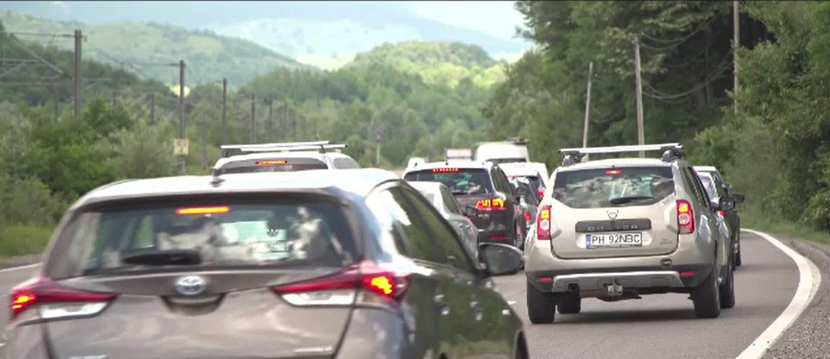 Trafic infernal pe drumul către munte. În cât timp au parcurs șoferii doar 20 de kilometri