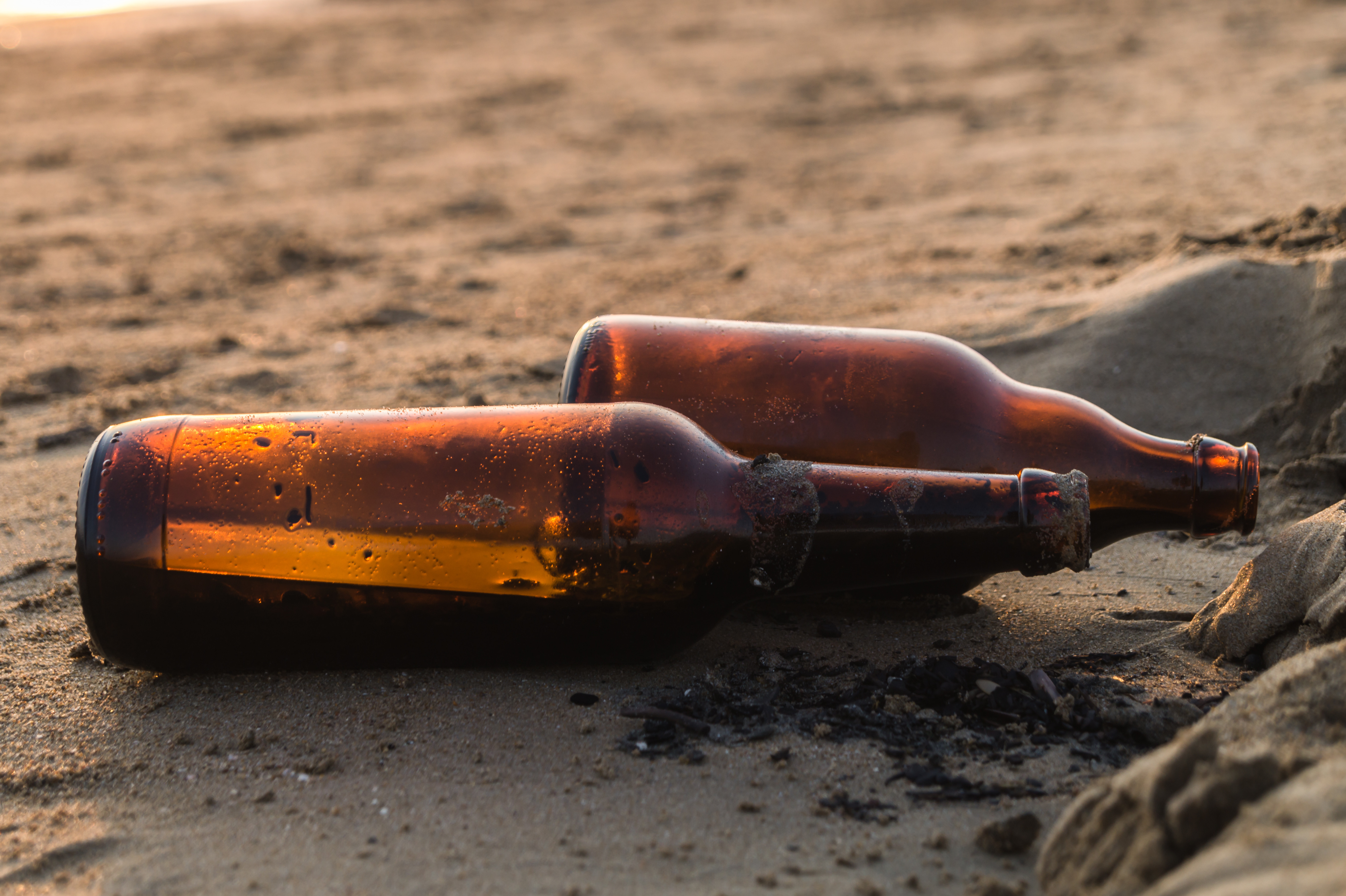 Sticlele cu otravă care le-au adus sfârșitul. Patru pescari s-au bucurat când le-au găsit plutind pe mare