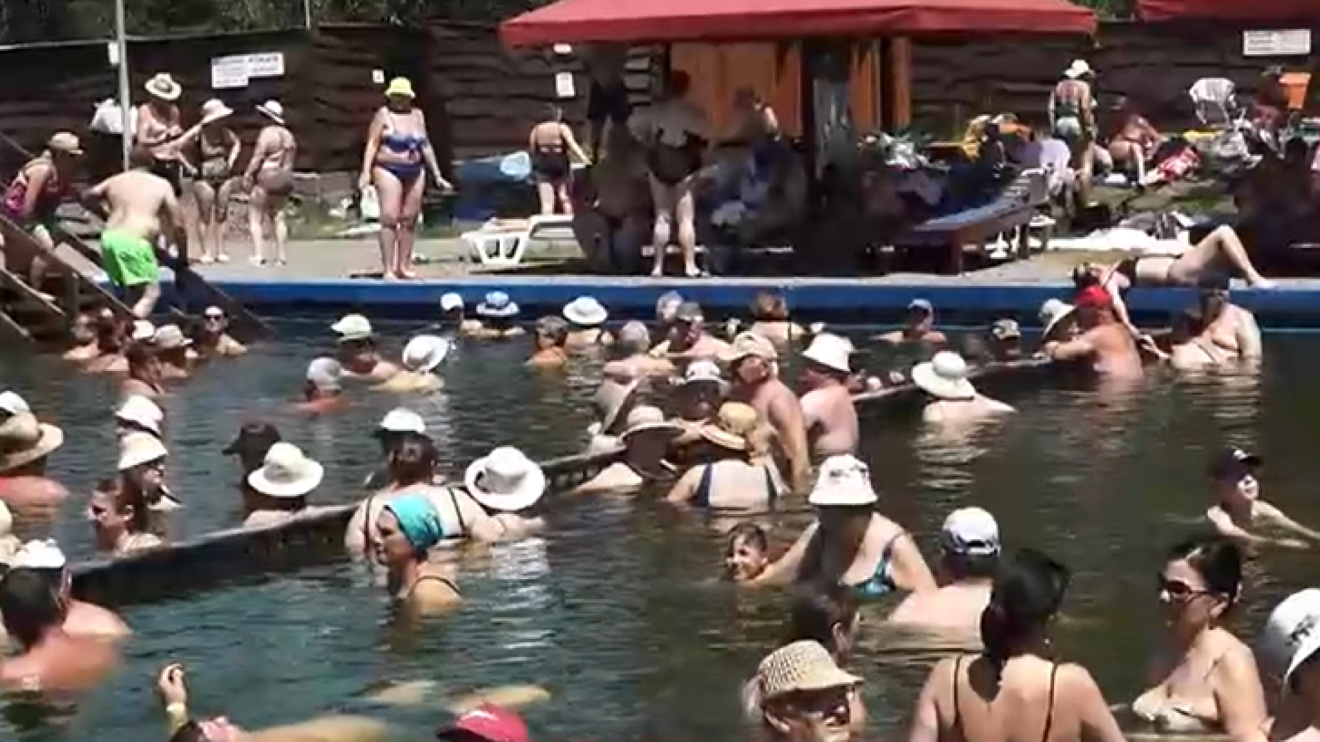 Refugiu de vară în Transilvania. Băi termale și relaxare pe masivul de sare de la Ideciu de Jos