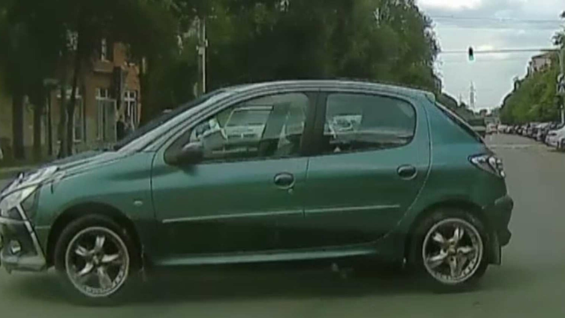 Scene uluitoare în Oradea. O mașină fără șofer a traversat o stradă cu patru benzi și s-a parcat în singurul loc liber