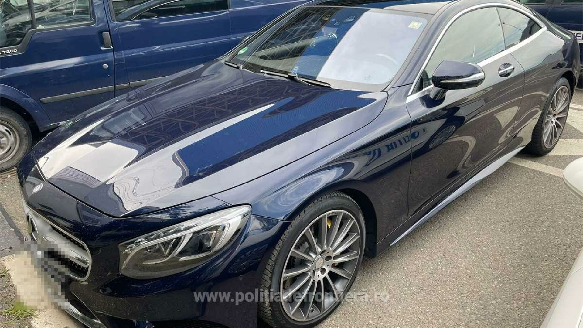 Un șofer român a rămas fără Mercedes după ce a încercat să intre în ţară. Ce au descoperit polițiștii din Arad