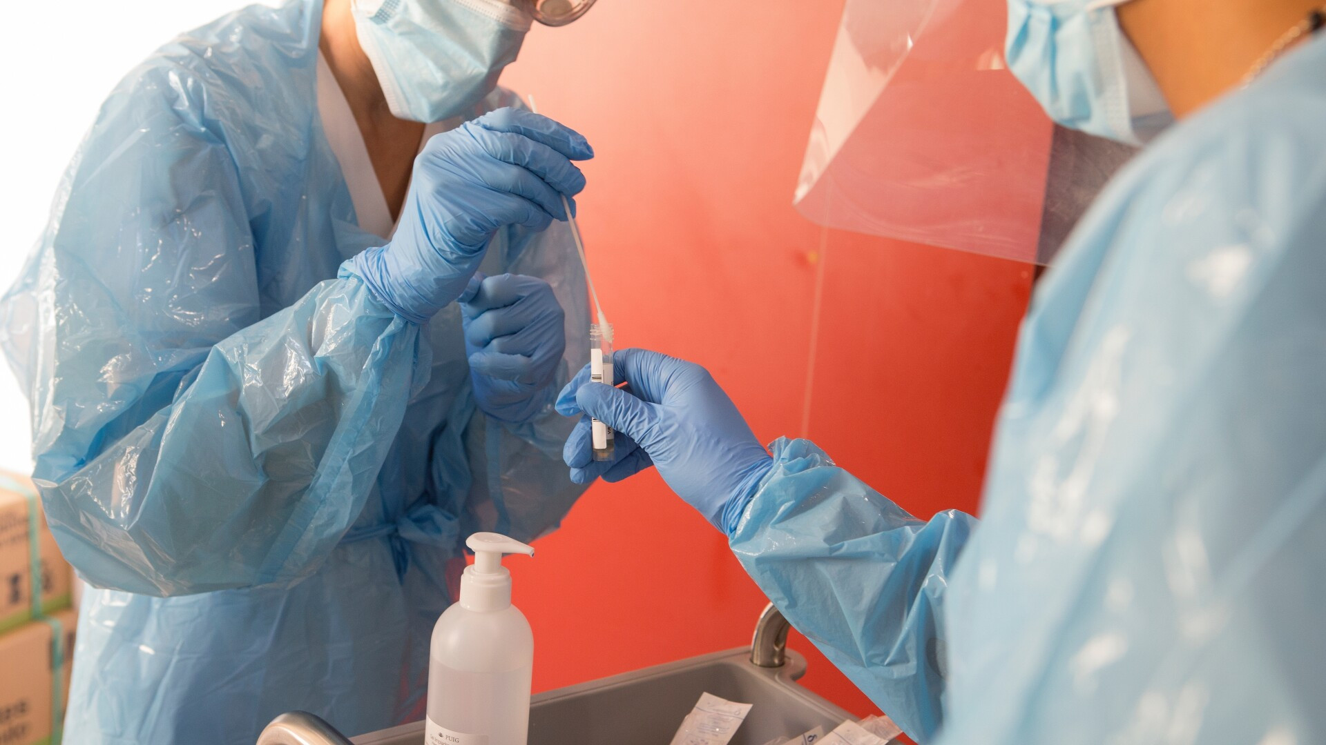 Oamenii de ştiinţă se tem că o nouă pandemie s-ar putea instala pe nesimţite. Unele țări încep vaccinarea